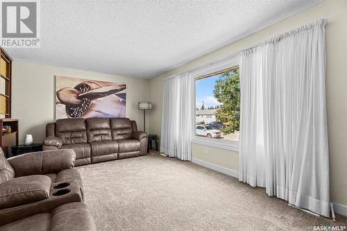 1239 Hochelaga Street W, Moose Jaw, SK - Indoor Photo Showing Living Room