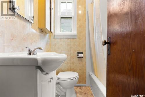 2444 Elliott Street, Regina, SK - Indoor Photo Showing Bathroom