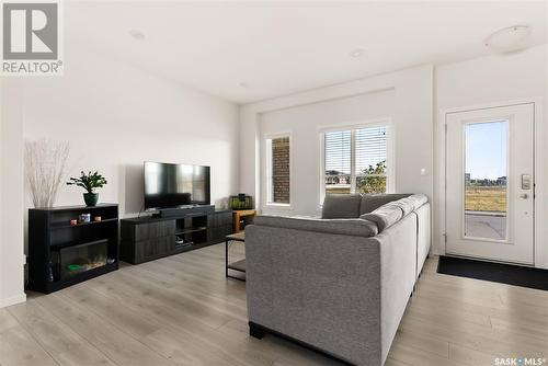 5004 Primrose Green Drive E, Regina, SK - Indoor Photo Showing Living Room