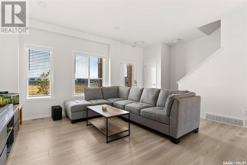 5004 Primrose Green Drive E, Regina, SK - Indoor Photo Showing Living Room