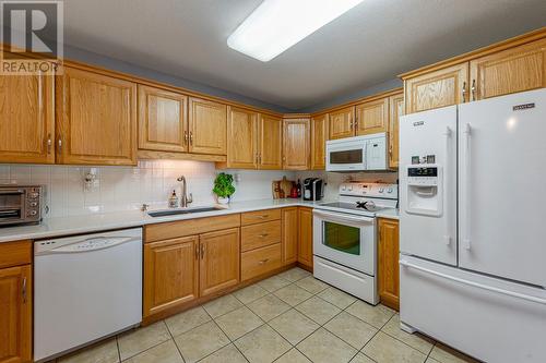 1967 Underhill Street Unit# 605 Lot# 99, Kelowna, BC - Indoor Photo Showing Kitchen