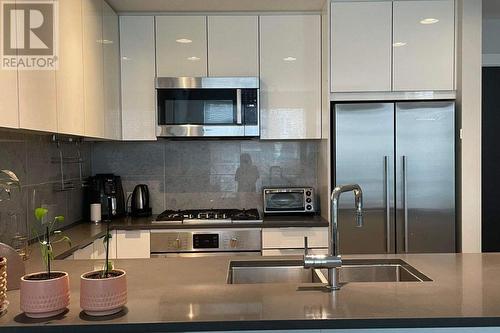 109 3289 Riverwalk Avenue, Vancouver, BC - Indoor Photo Showing Kitchen With Double Sink With Upgraded Kitchen