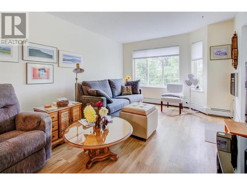 250 5 Street Se Unit# 302, Salmon Arm, BC - Indoor Photo Showing Living Room