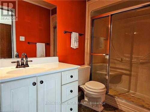 886 16Th Street W, Georgian Bluffs, ON - Indoor Photo Showing Bathroom