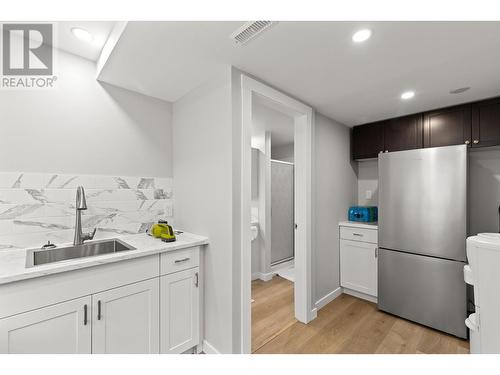 150 Jupiter Court, Kelowna, BC - Indoor Photo Showing Kitchen