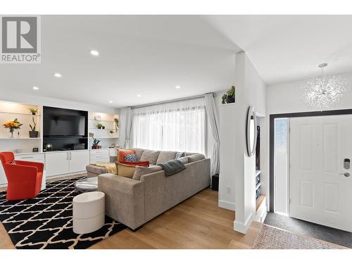 150 Jupiter Court, Kelowna, BC - Indoor Photo Showing Living Room