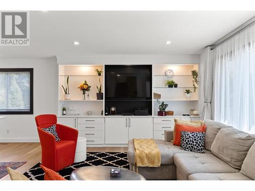 150 Jupiter Court, Kelowna, BC - Indoor Photo Showing Living Room