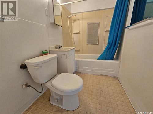 278 7Th Avenue Nw, Swift Current, SK - Indoor Photo Showing Bathroom