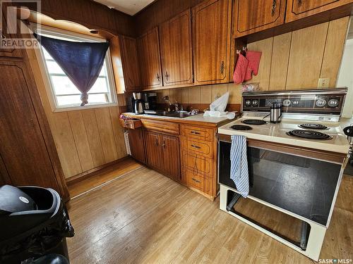 278 7Th Avenue Nw, Swift Current, SK - Indoor Photo Showing Kitchen With Double Sink