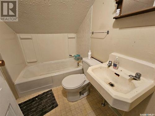 278 7Th Avenue Nw, Swift Current, SK - Indoor Photo Showing Bathroom