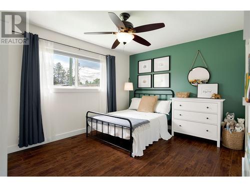 330 Holbrook Road W, Kelowna, BC - Indoor Photo Showing Bedroom