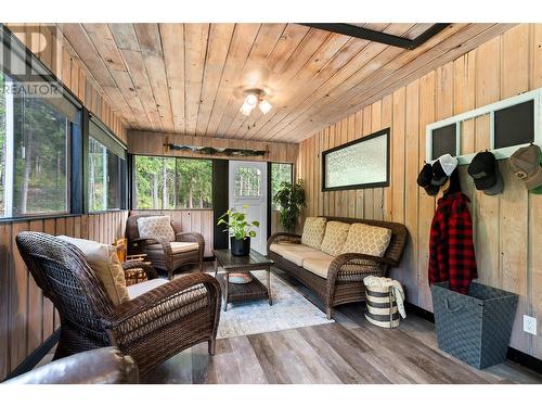 1750 Highway 23 South Highway S, Revelstoke, BC - Indoor Photo Showing Living Room