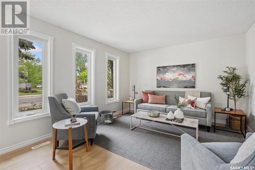 250 Stillwater Drive, Saskatoon, SK - Indoor Photo Showing Living Room