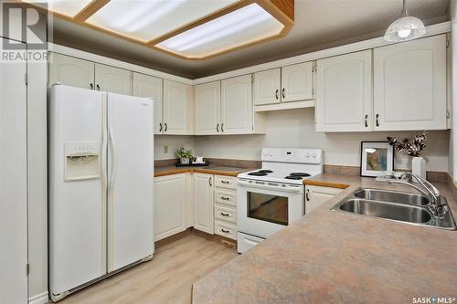 250 Stillwater Drive, Saskatoon, SK - Indoor Photo Showing Kitchen With Double Sink