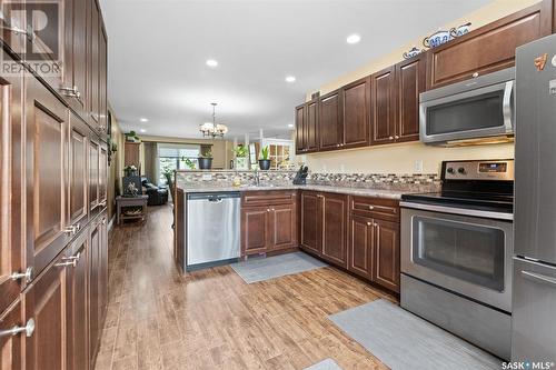 937 L Avenue N, Saskatoon, SK - Indoor Photo Showing Kitchen With Upgraded Kitchen