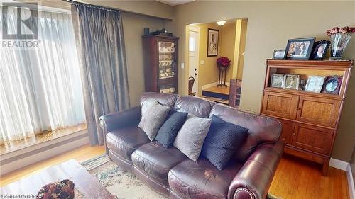 225 Parsons Avenue, North Bay, ON - Indoor Photo Showing Living Room