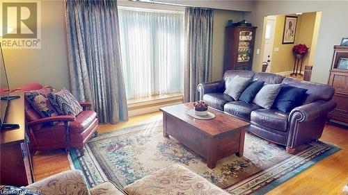 225 Parsons Avenue, North Bay, ON - Indoor Photo Showing Living Room