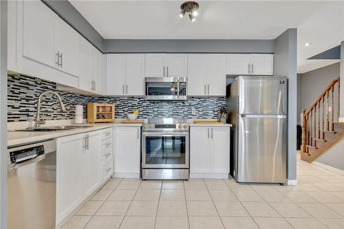 27 Jonathon Court, Hamilton, ON - Indoor Photo Showing Kitchen With Upgraded Kitchen