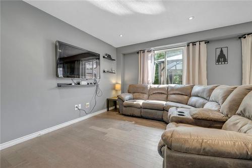 27 Jonathon Court, Hamilton, ON - Indoor Photo Showing Living Room