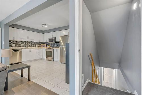 27 Jonathon Court, Hamilton, ON - Indoor Photo Showing Kitchen