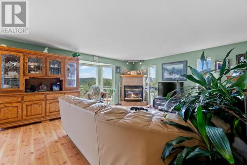 3712 Parri Road, Sorrento, BC - Indoor Photo Showing Living Room With Fireplace