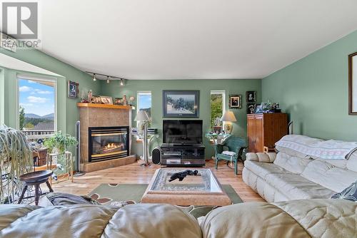 3712 Parri Road, Sorrento, BC - Indoor Photo Showing Living Room With Fireplace