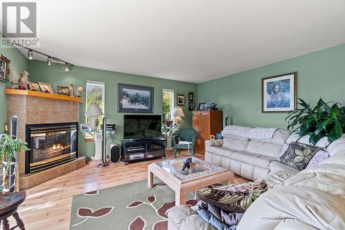 3712 Parri Road, Sorrento, BC - Indoor Photo Showing Living Room With Fireplace