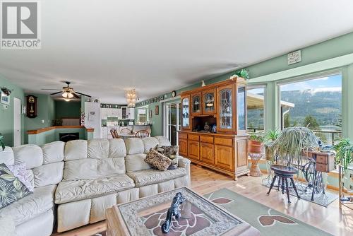 3712 Parri Road, Sorrento, BC - Indoor Photo Showing Living Room