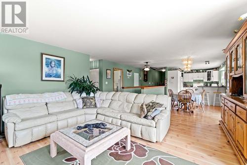 3712 Parri Road, Sorrento, BC - Indoor Photo Showing Living Room