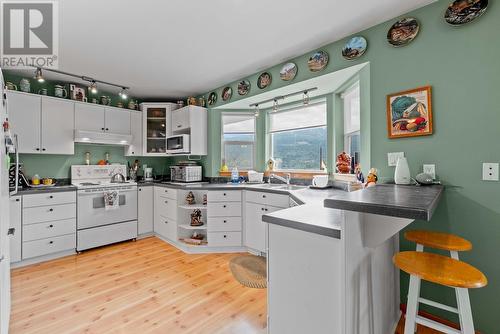 3712 Parri Road, Sorrento, BC - Indoor Photo Showing Kitchen With Double Sink