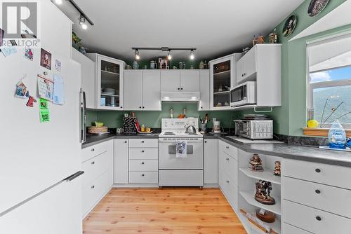 3712 Parri Road, Sorrento, BC - Indoor Photo Showing Kitchen