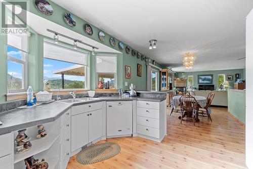 3712 Parri Road, Sorrento, BC - Indoor Photo Showing Kitchen