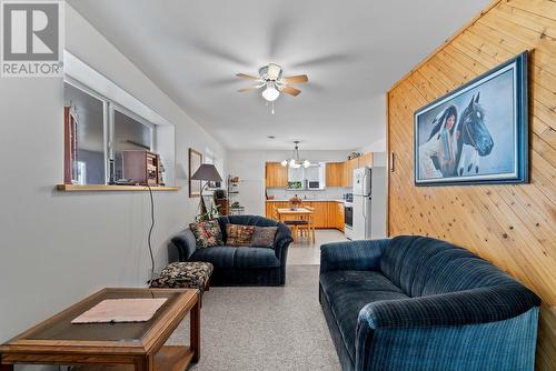 3712 Parri Road, Sorrento, BC - Indoor Photo Showing Living Room