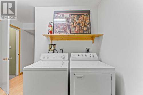 3712 Parri Road, Sorrento, BC - Indoor Photo Showing Laundry Room