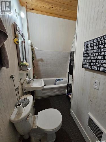 201 5Th Street W, Carlyle, SK - Indoor Photo Showing Bathroom