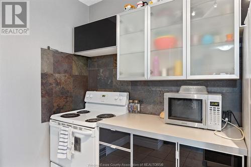 693-695 Partington, Windsor, ON - Indoor Photo Showing Kitchen