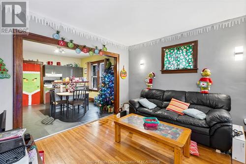 693-695 Partington, Windsor, ON - Indoor Photo Showing Living Room