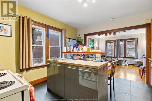 693-695 Partington, Windsor, ON - Indoor Photo Showing Kitchen