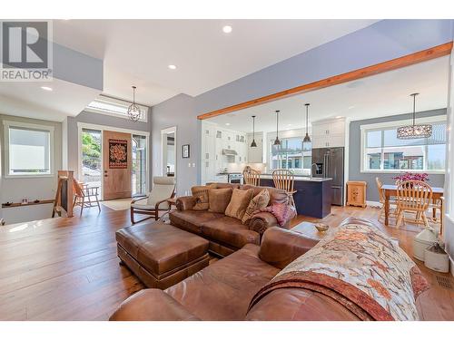 4280 20 Street Ne, Salmon Arm, BC - Indoor Photo Showing Living Room