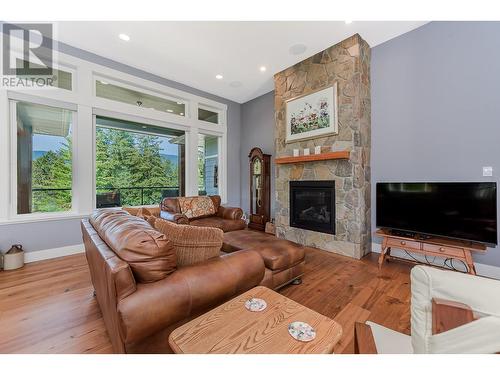 4280 20 Street Ne, Salmon Arm, BC - Indoor Photo Showing Living Room With Fireplace