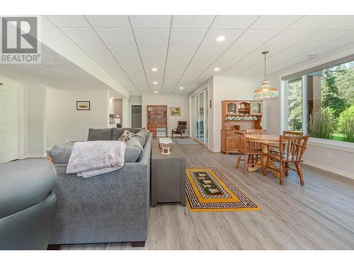 4280 20 Street Ne, Salmon Arm, BC - Indoor Photo Showing Living Room