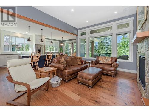 4280 20 Street Ne, Salmon Arm, BC - Indoor Photo Showing Living Room