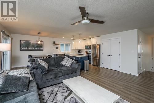 5542 W Venta Drive, Prince George, BC - Indoor Photo Showing Living Room