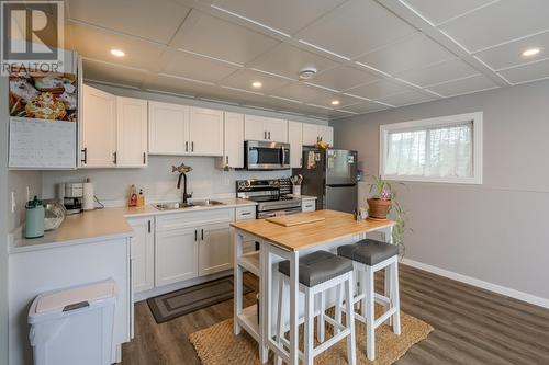 5542 W Venta Drive, Prince George, BC - Indoor Photo Showing Kitchen