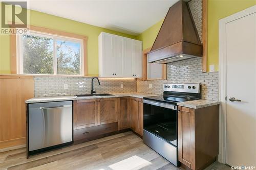 837 Athabasca Street W, Moose Jaw, SK - Indoor Photo Showing Kitchen With Stainless Steel Kitchen