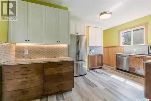 837 Athabasca Street W, Moose Jaw, SK - Indoor Photo Showing Kitchen With Stainless Steel Kitchen