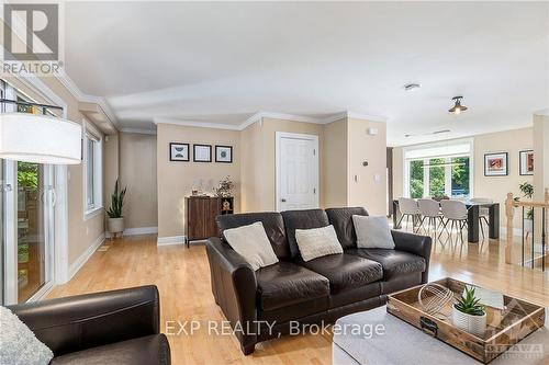 365 Greenwood Avenue, Ottawa, ON - Indoor Photo Showing Living Room