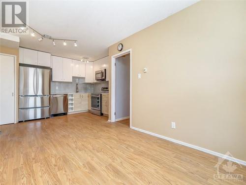 33 Carmichael Court, Ottawa, ON - Indoor Photo Showing Kitchen With Stainless Steel Kitchen