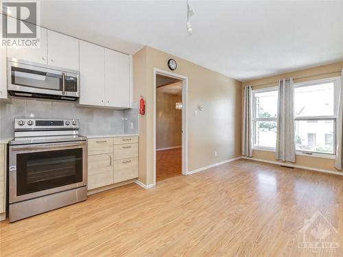 33 Carmichael Court, Ottawa, ON - Indoor Photo Showing Kitchen