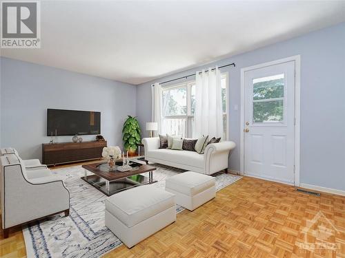 33 Carmichael Court, Ottawa, ON - Indoor Photo Showing Living Room